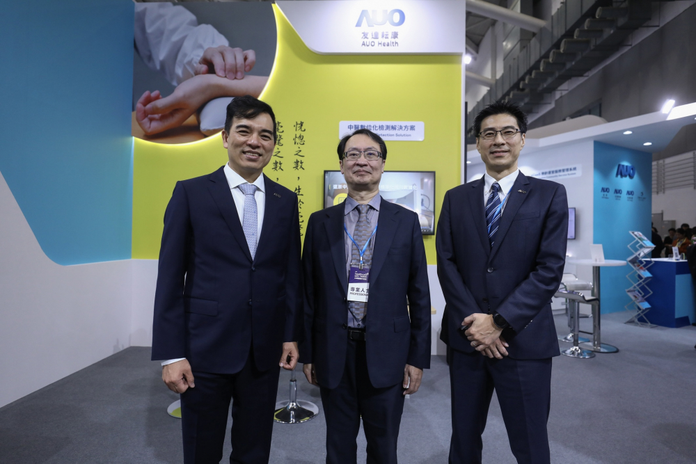 首次於醫療科技展亮相的万博耘康，捐贈數位化檢測設備與研究經費，協助衛福部國家中醫藥研究所打造中醫大數據資料庫。圖由左至右為万博光電執行長暨總經理柯富仁、衛福部國家中醫藥研究所所長蘇奕彰、万博光電智慧醫療事業群總經理廖世宏